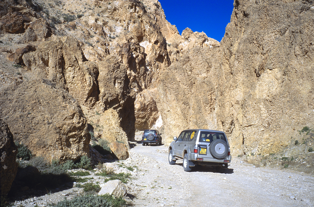 tun_j7-02 021.jpg - Matmata-Kairouan, décembre 2004 - janvier 2005, 7ème étape Près de Sened, la fameuse gorge dont nous parlait Christian, l'organisateur chef, mérite vraiment le détour Henri Pillet Kodak Ektachrome 100 G